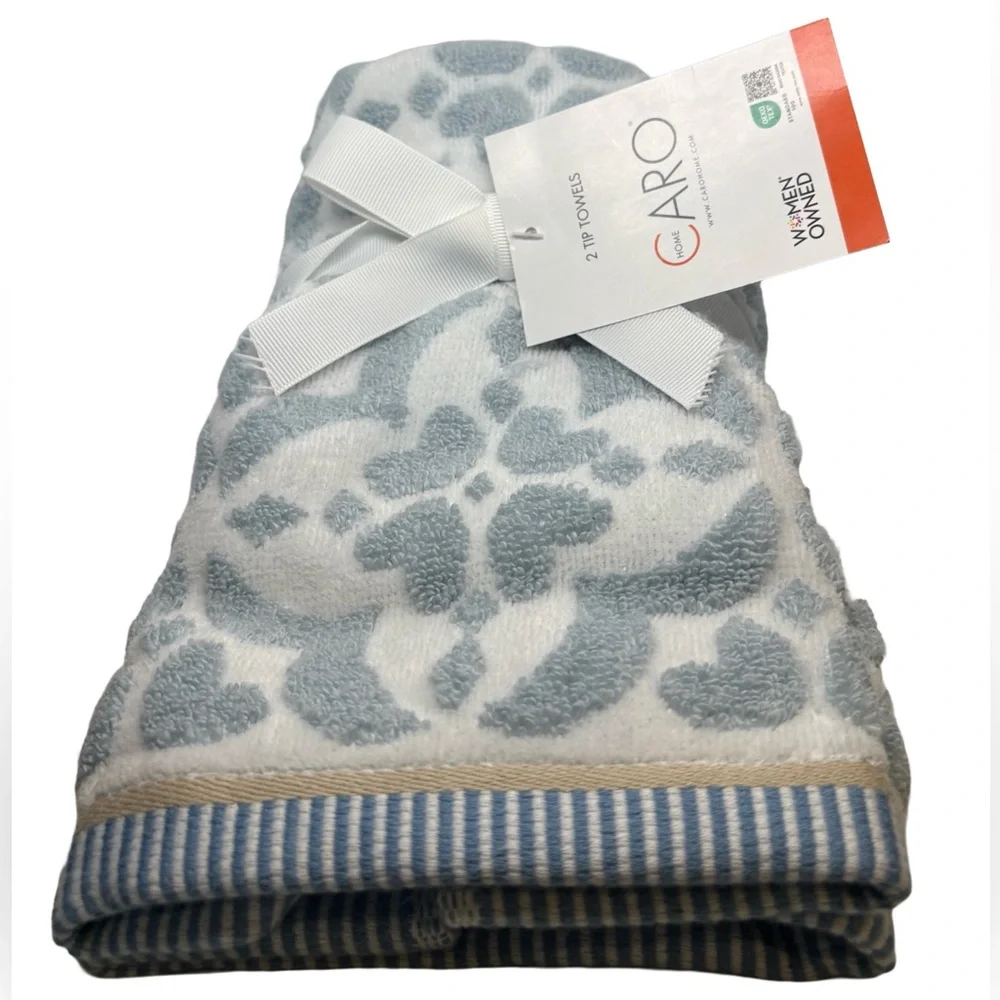 CARO HOME NWT 2pc medallion print fingertip hand towels -blue/white